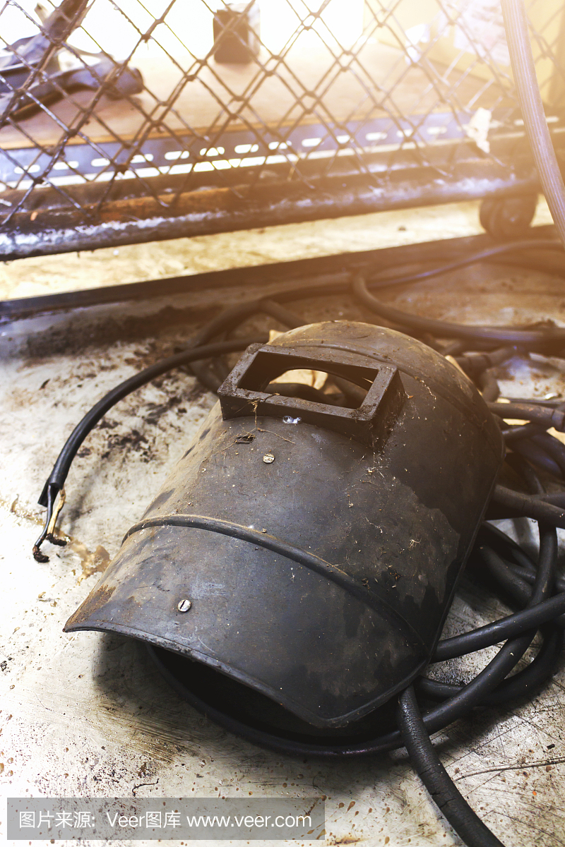 焊機設備與工作場所。背景上的柔焦和過光