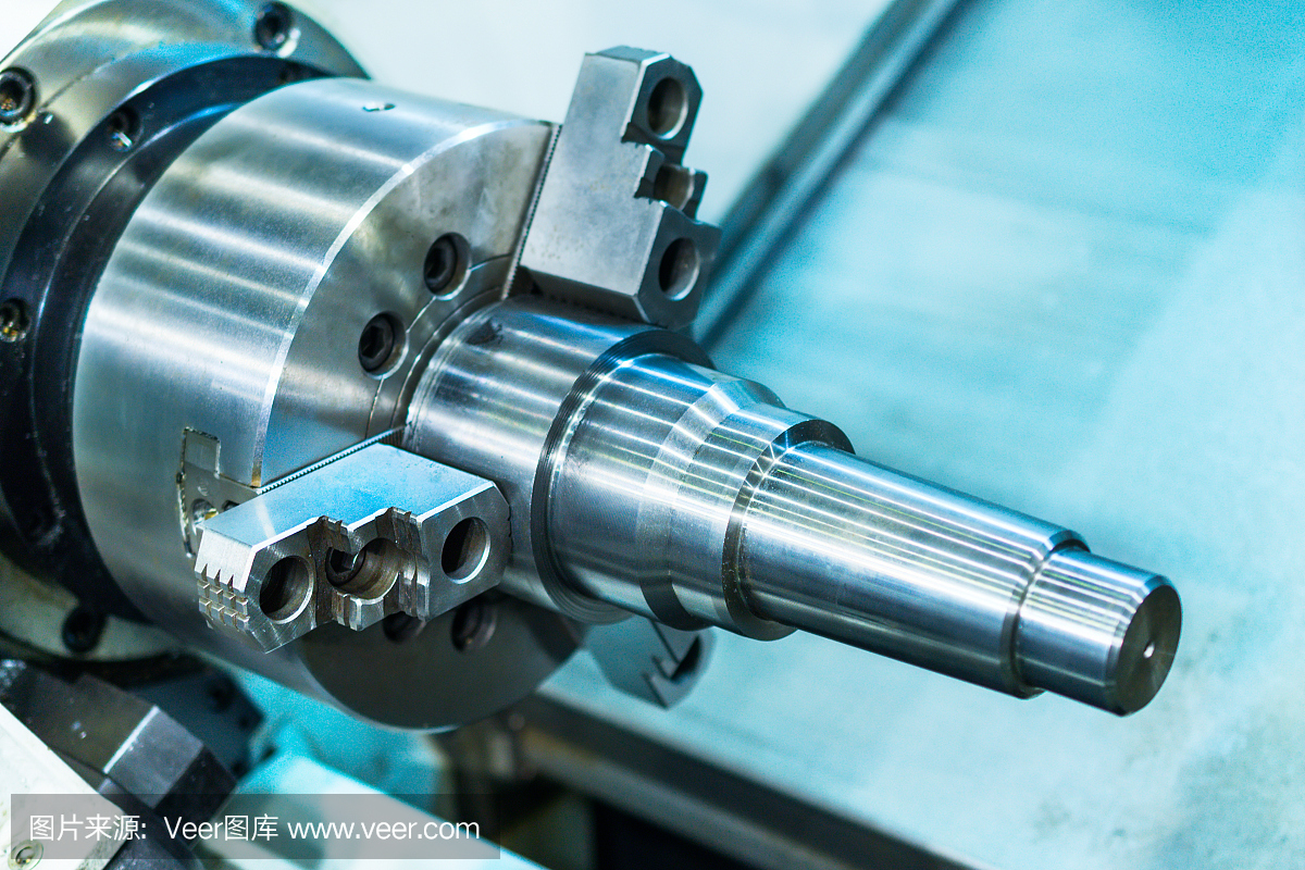 金屬工件夾在車床卡盤數(shù)控機床上