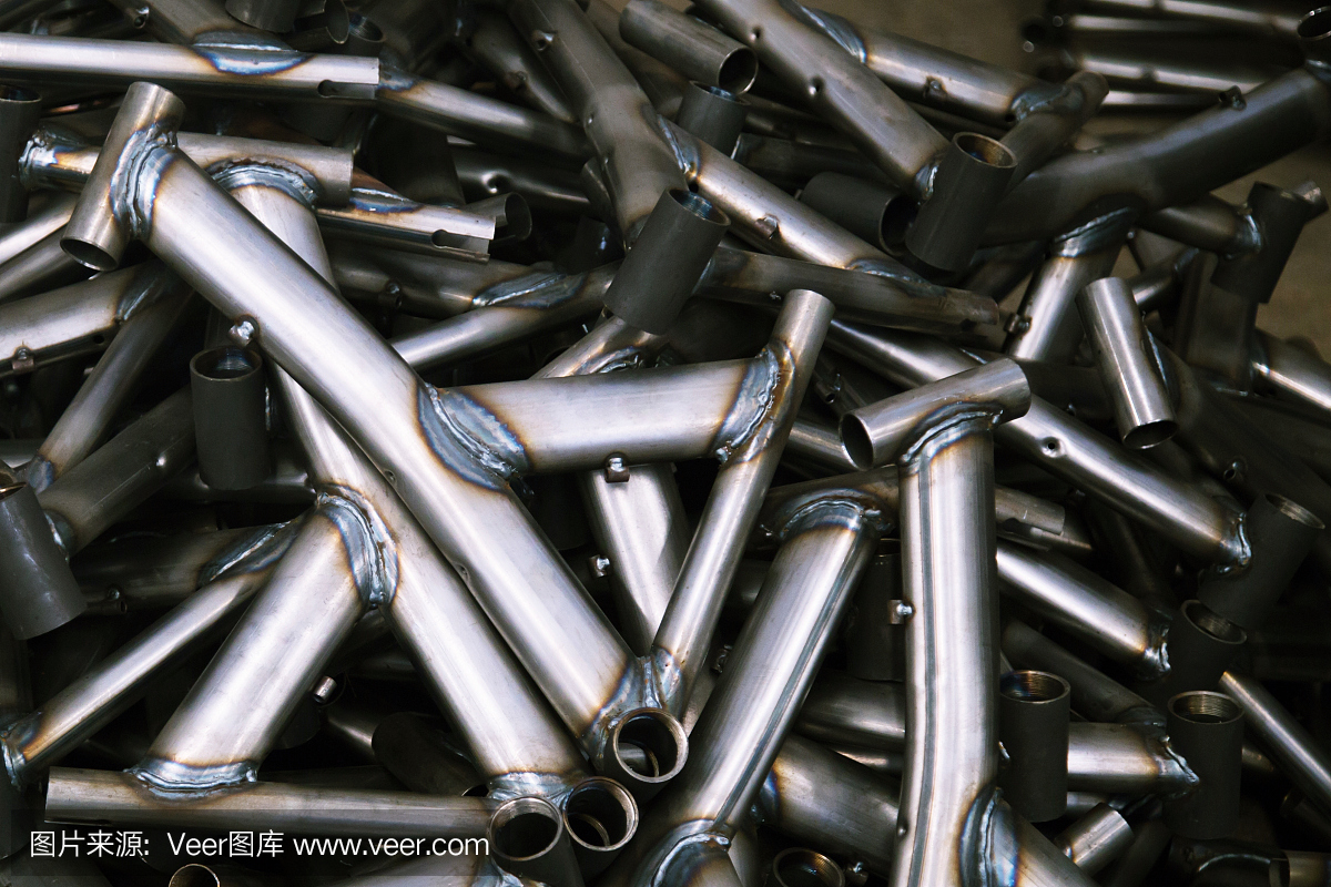 鋼材在工廠加工。