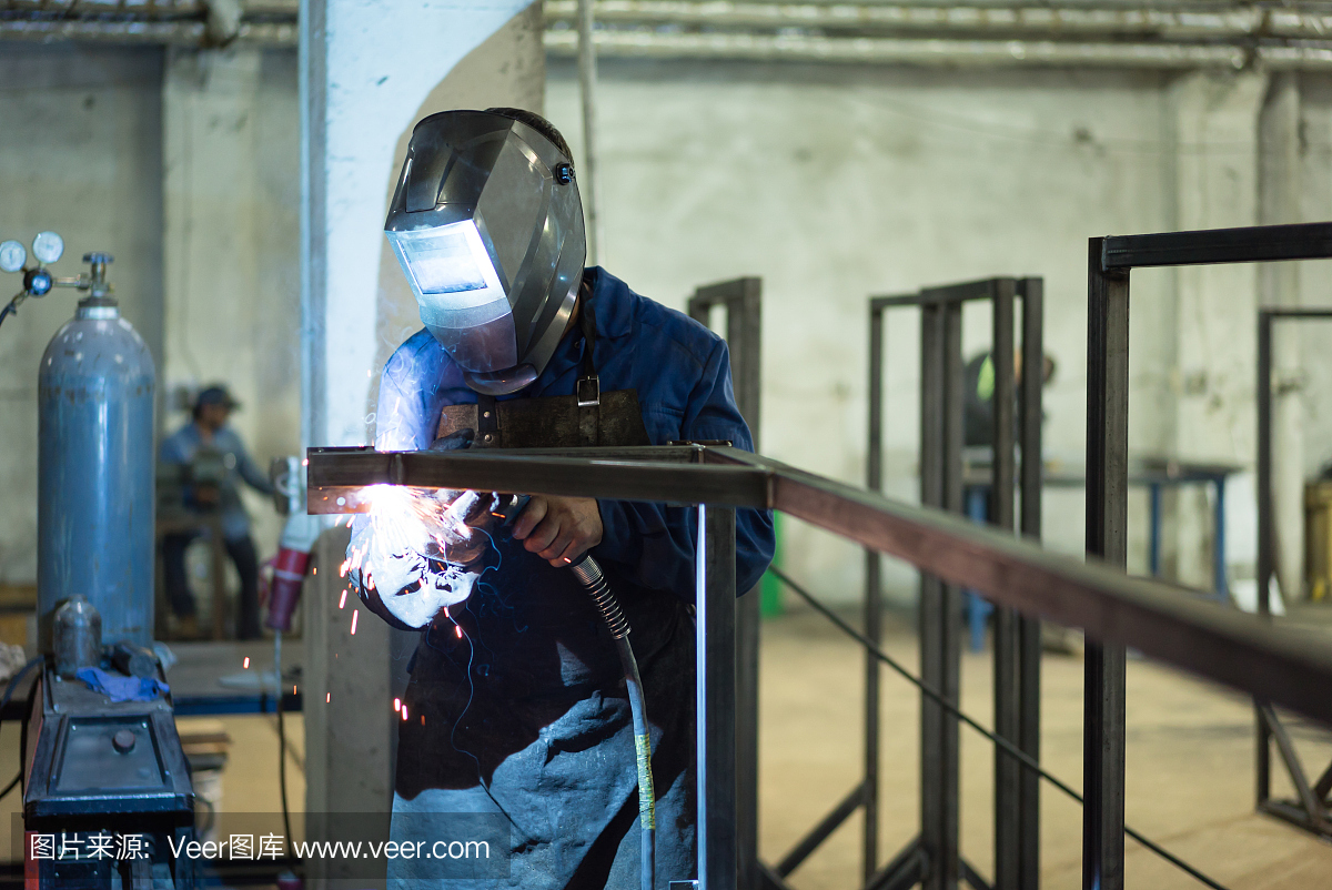 一個穿著防護裝備的工人的正面特寫