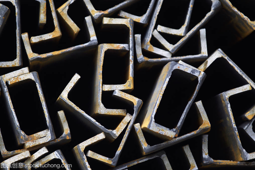 在金屬產品在倉庫包金屬型材通道