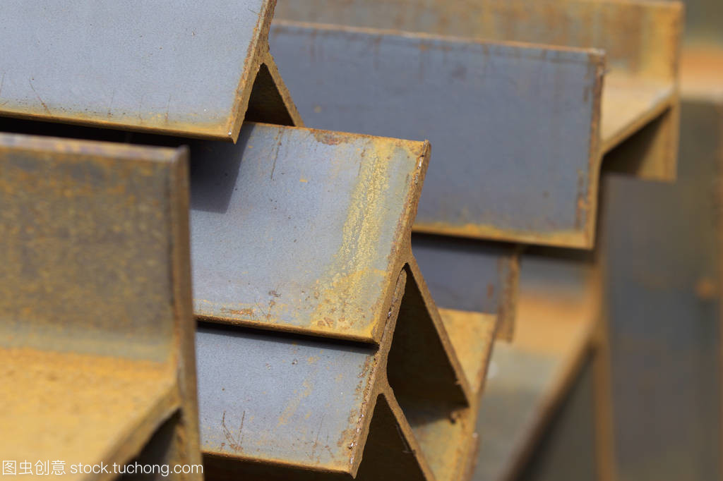 在金屬產品在倉庫包金屬型材梁