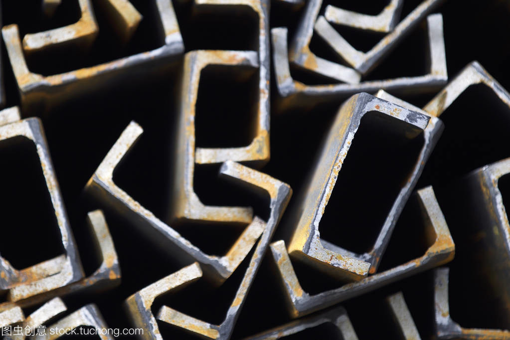 在金屬產(chǎn)品在倉庫包金屬型材通道